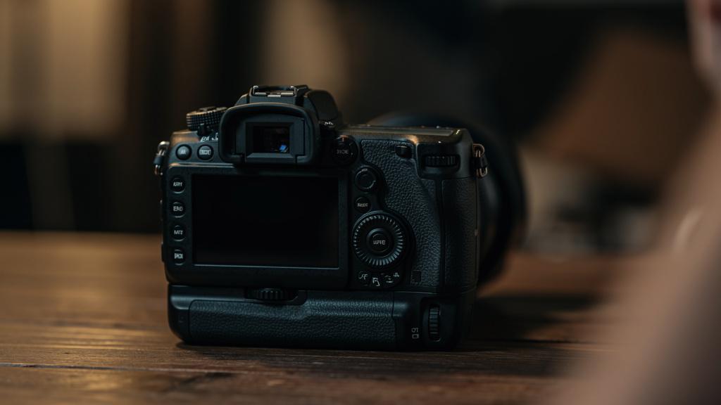 Gros plan sur les réglages d'un appareil photo pour intérieur sombre
